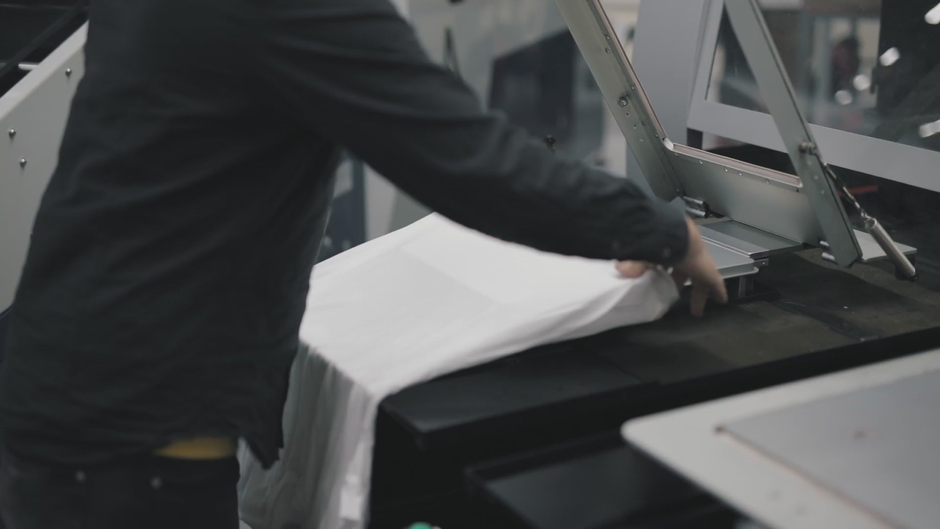 Load video: عرض عملية الطباعة على التيشيرت