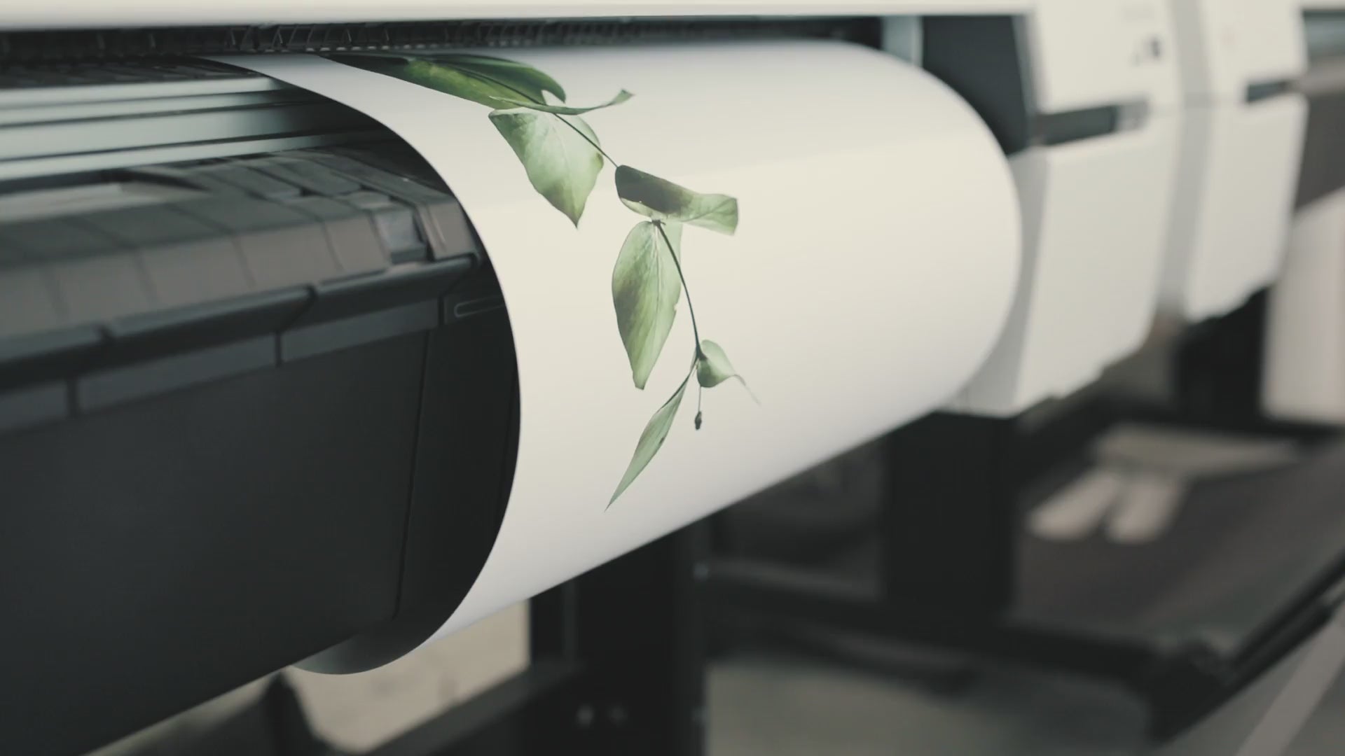 Load video: عرض عملية الطباعة على الكانفس